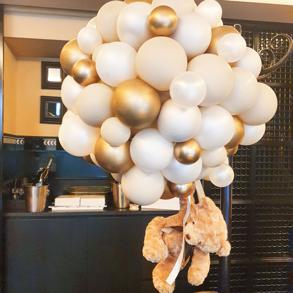 ballons organiques avec nos ballons beige, blanc nacré, blanc doublé doré et doré chromé pour des tons nude, teddy suspendu